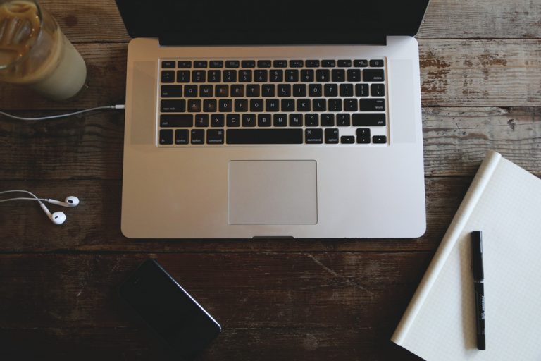 Uprzedzenia poznawcze: 7 błędów myślenia, które zniekształcają twoje decyzje inwestycyjne