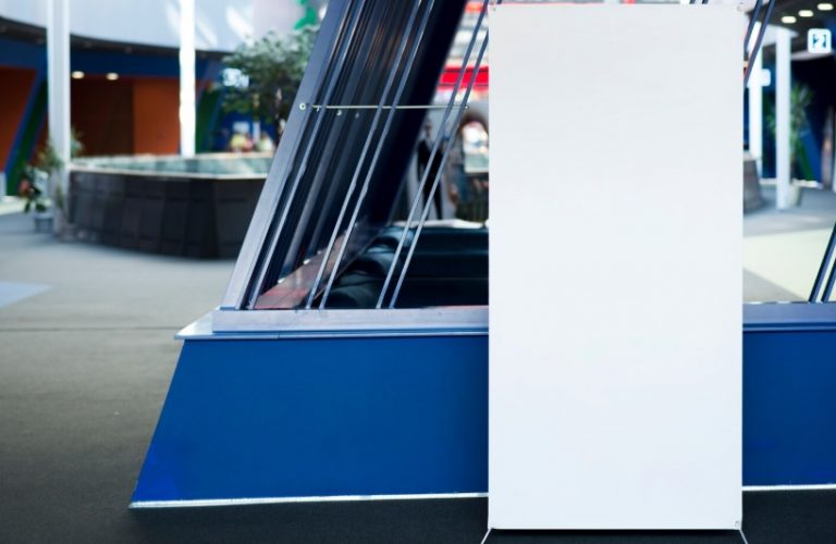 Roll-up, X-baner czy flaga eventowa — co wybrać na event firmowy?